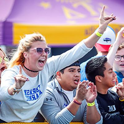 bet36365体育 students cheering on the Lopers at a football game